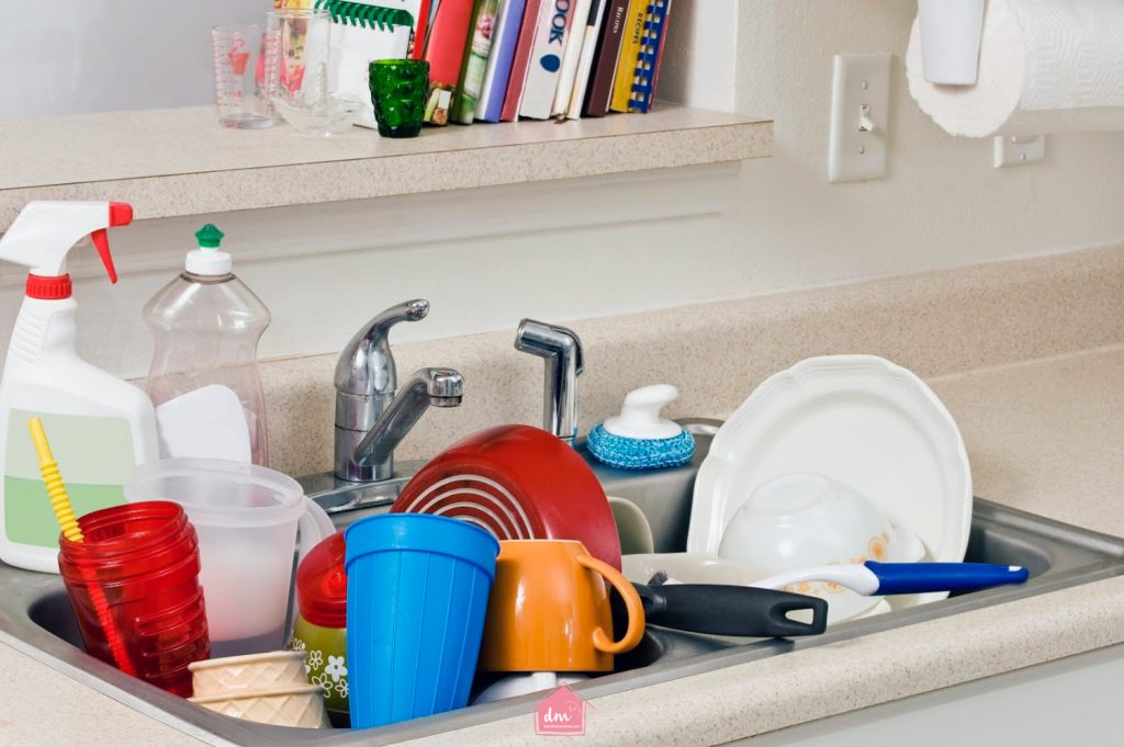 sink full of dirty dishes how to keep a clutter-free home