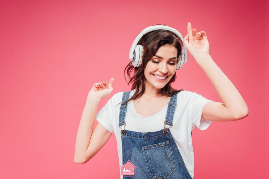 listening to music how to declutter a bedroom