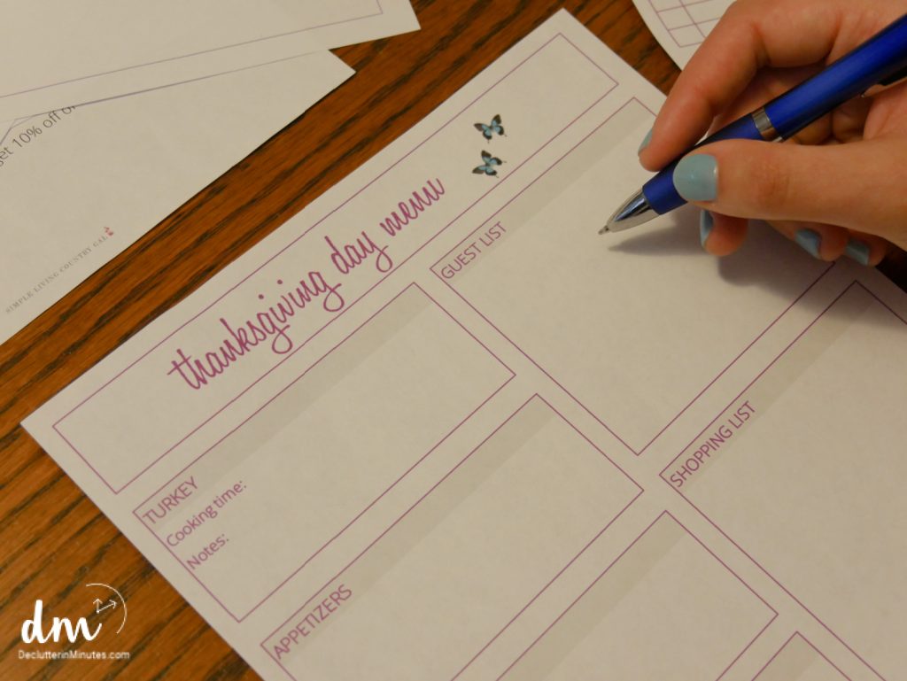 hand writing on a paper that says thanksgiving day menu