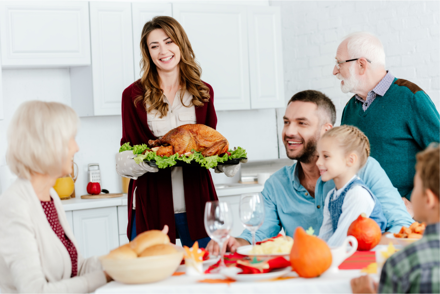 How to Host a Stress-Free Holiday Dinner - Declutter in Minutes