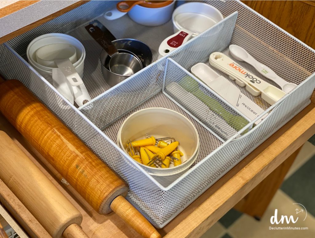 an organized drawer in a kitchen of measuring cups and spoons 