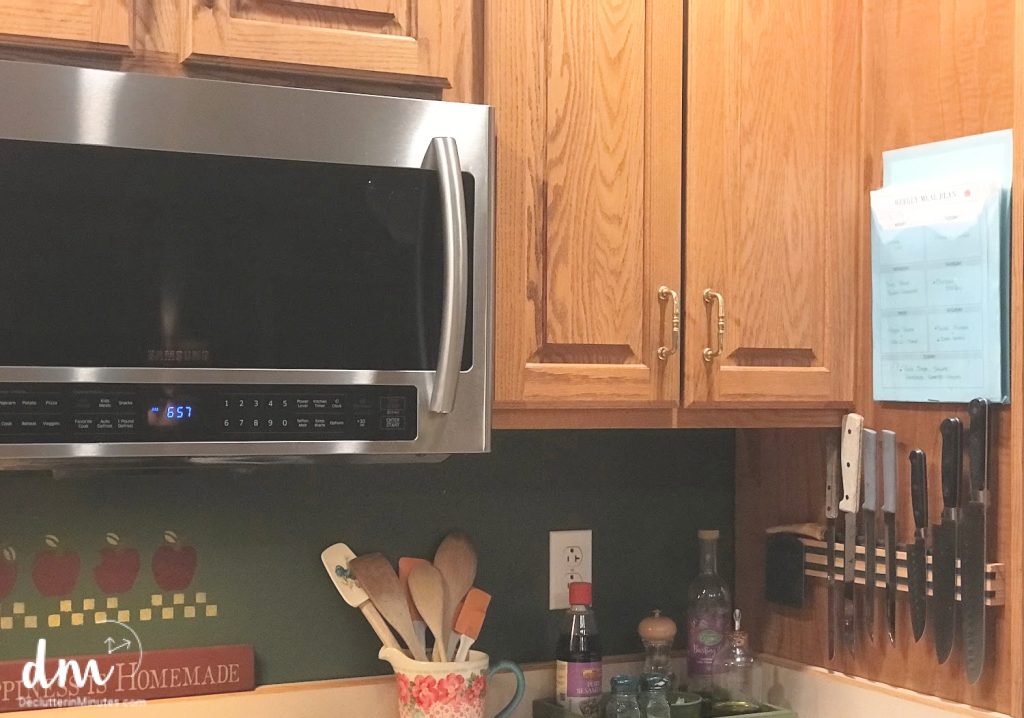 a-pouch-on-a-wall-near-the-stove-to-hold-recipes-