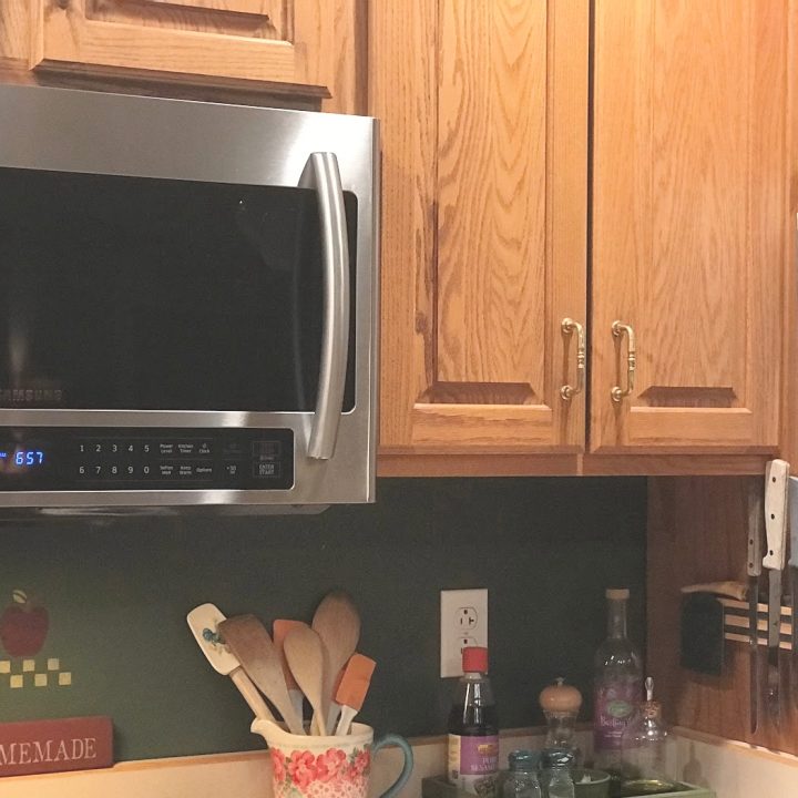 a-pouch-on-a-wall-near-the-stove-to-hold-recipes-